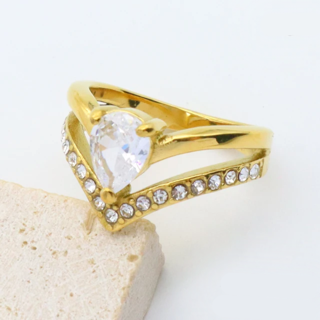 Elegent Golden Engagement Ring With Beautiful Diamonds